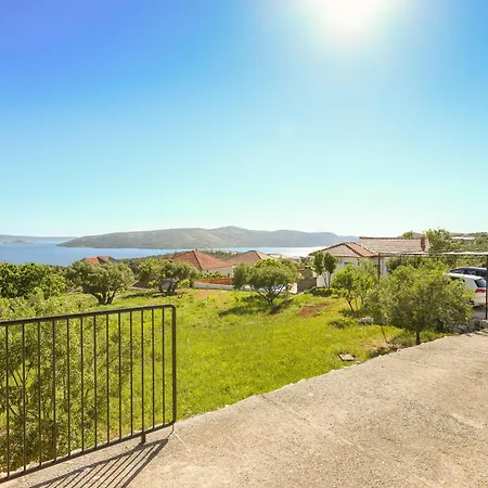 Дом отдыха Trogir Flower