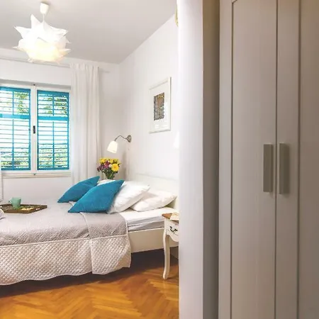 Дом отдыха Trogir Flower